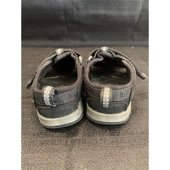 KEEN Sandals Size 4 (11.5 cm) kids Black On Black Closed Toe Boys/Girls Sandals - Picture 3 of 9
